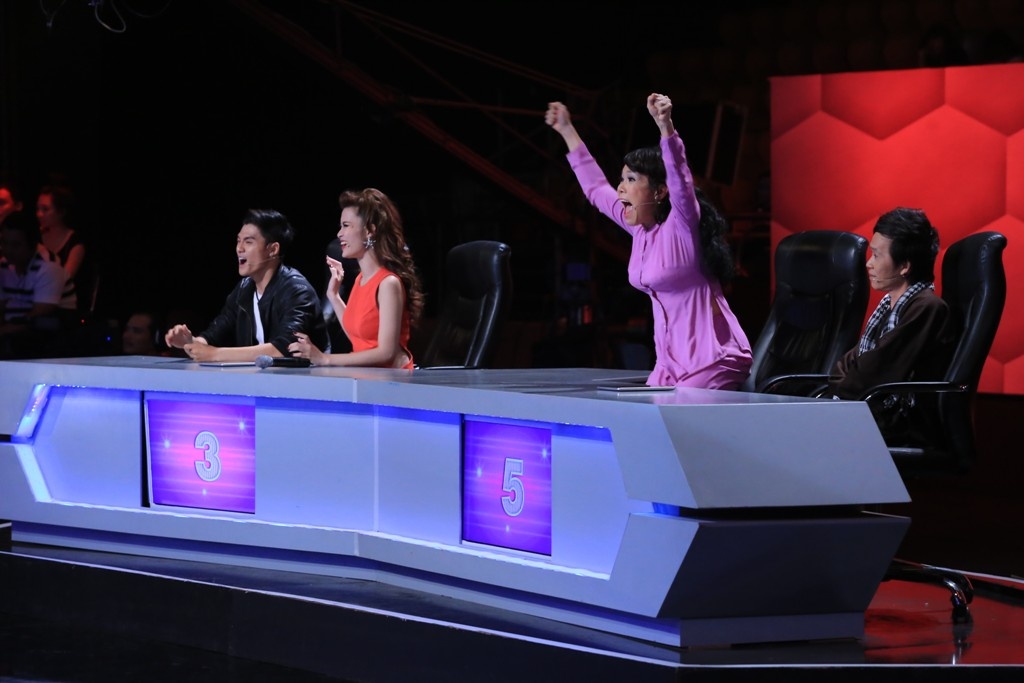 Kết quả, đội nhà  chiến thắng với tỷ số 3-2. Nữ danh hài không khỏi vui mừng khi tìm ra kết quả trước Lâm Vinh Hải.