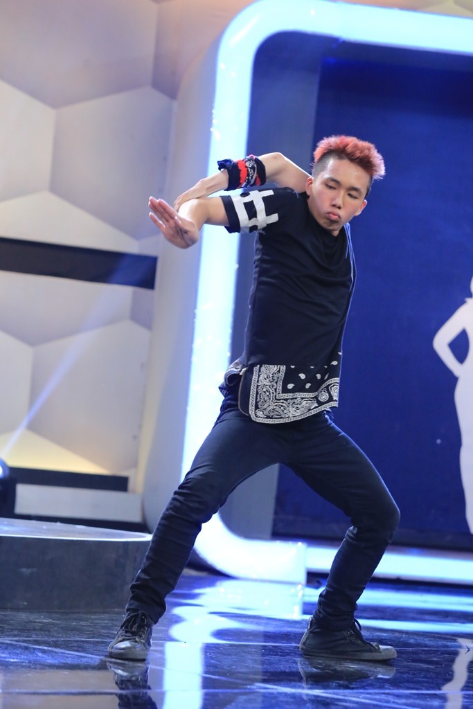 Đúng như lựa chọn của Việt Hương, Trần Thanh Hà, số 5, là người có khả năng này. Anh trình diễn nhảy thể loại bone breaking khiến nhiều người  há hốc vì kinh ngạc.