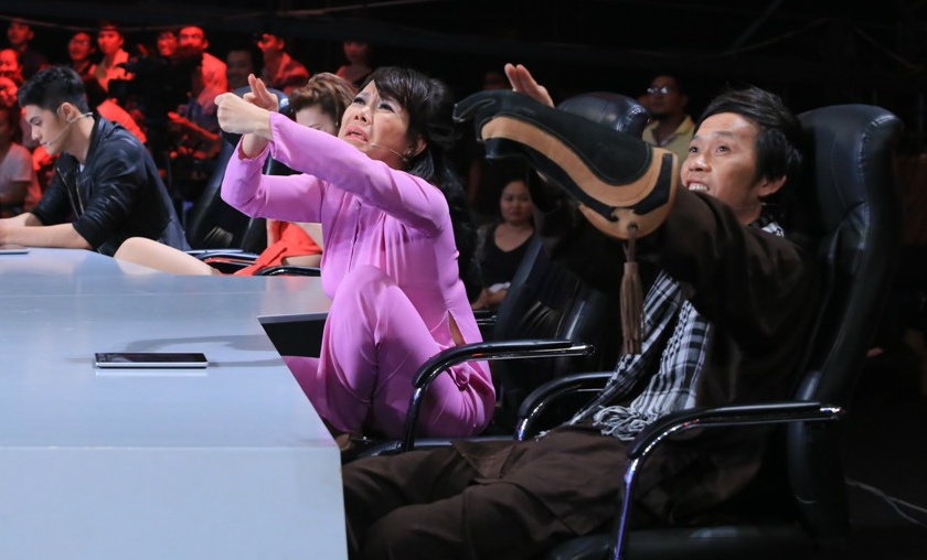 Hoai Linh - Viet Huong thich thu voi nguoi huan luyen dai bang hinh anh