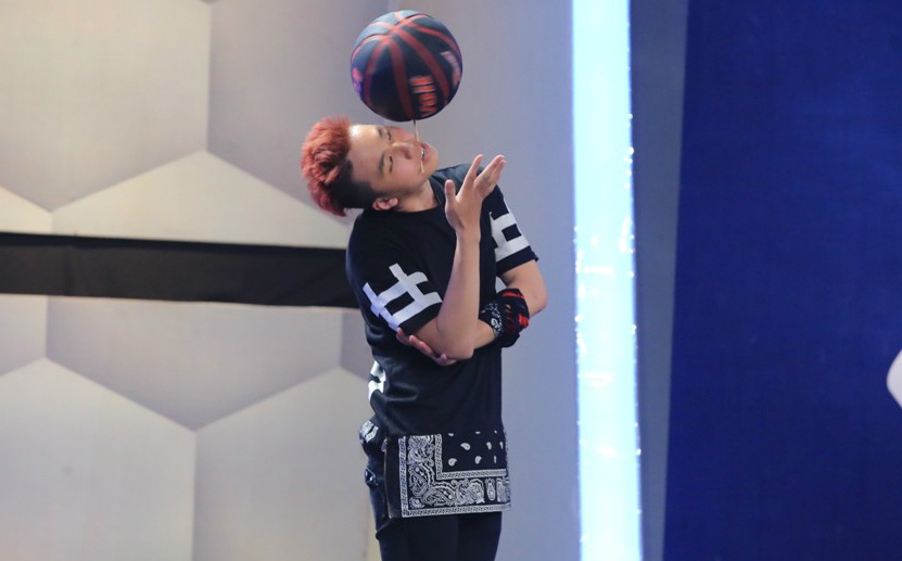 Viet Huong than phuc tai nang cua nguoi xoay bong hinh anh