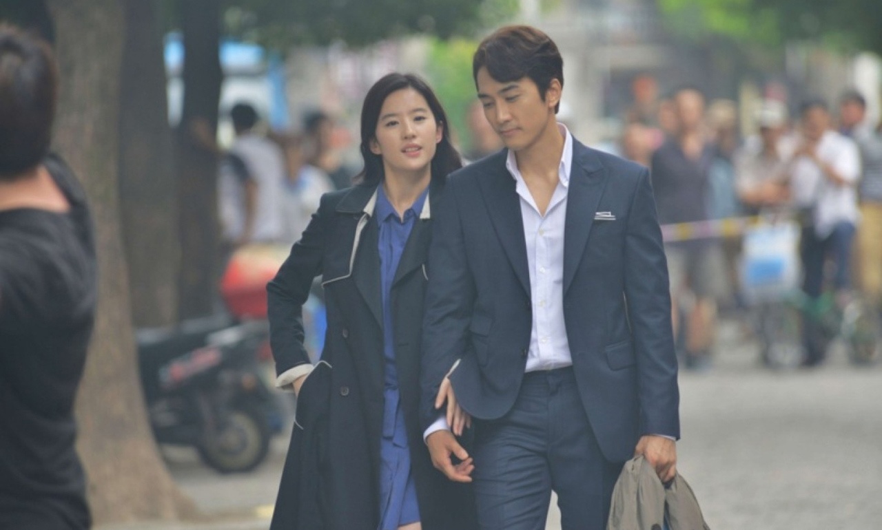 1. Song Seung Hyun - Lưu Diệc Phi: Tình yêu thứ ba là bộ phim điện ảnh được chuyển thể từ cuốn tiểu thuyết nổi tiếng cùng tên của nhà văn Tự Do Hành Tẩu. Bộ phim xoay quanh mối tình sâu đậm nhưng đầy nước mắt của Lâm Khải Chính (Song Seung Hyun) và Trâu Vũ (Lưu Diệc Phi).