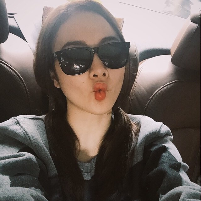 Hình ảnh ngộ nghĩnh khác của người đẹp khi chia sẻ với fan trên Zalo. Phương Trinh thường xuyên cập nhật hoạt động trên trang cá nhân nên Zalo của cô xôm tụ hơn hẳn những nghệ sĩ khác.