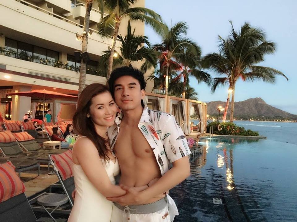 Trên Zalo cá nhân, Đan Trường chia sẻ những khoảnh khắc lãng mạn của hai vợ chồng trong chuyến du lịch ở Hawaii. Giọng ca Anh ba khía vừa có chuyến lưu diễn gần 1 tháng ở Mỹ. Tranh thủ chuyến đi này, anh Bo dành hản một tuần để thư giãn và nghỉ ngơi cùng bà xã Thủy Tiên.