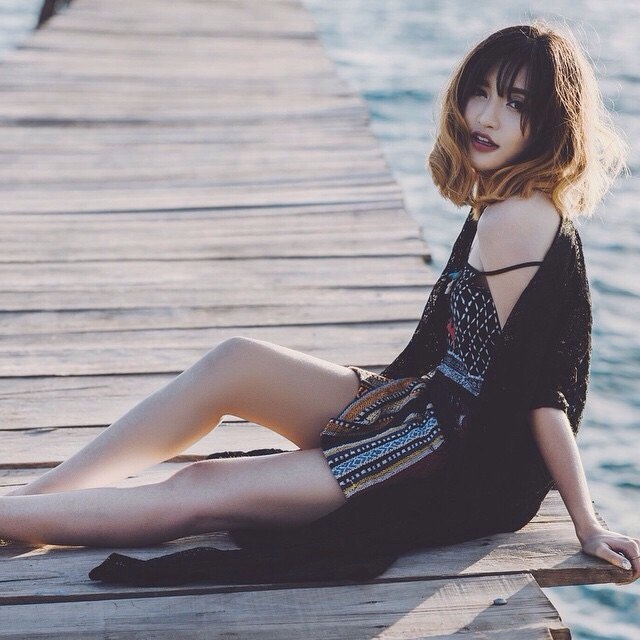 Phong cách thời trang của Bùi Bích Phương trong MV Sâu trong em nhận được những đánh giá tích cực. Hình ảnh nữ tính, mong manh của giọng ca Có khi nào rời xa rất phù hợp với phong cách của cô.