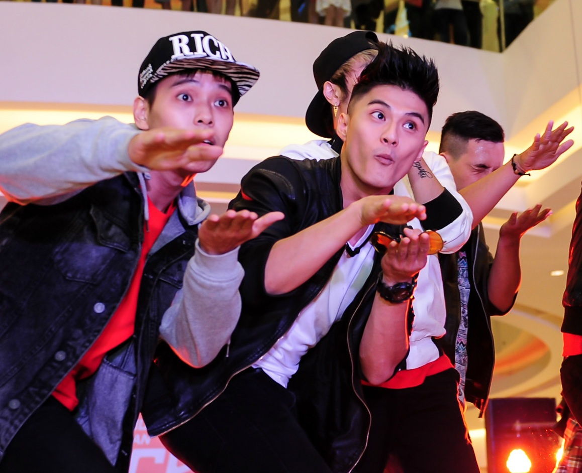 Lâm Vinh Hải cùng vũ đoàn MTE