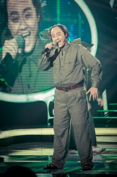 Thanh Duy hóa thân thành Hề Sa với bài hát Người lính già vui vẻ. Hoài Linh nhận xét: “Hôm em bấm nghệ sĩ Hề Sa, anh sợ em không thể hát vọng cổ được nhưng không ngờ em thể hiện được cách hát chân chất ngày xưa làm tôi thấy thấm nhiều lắm. Cải lương phải mộc mạc mới ra được chất”.