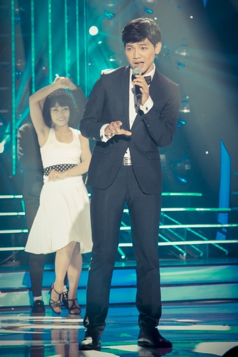 Đức Huy nhận xét: “Tôi đã chứng kiến nhiều người bắt chước Tuấn Ngọc nhưng trong đó Mai Quốc Việt làm giống nhất”. Hoài Linh phát biểu: “Tôi rất ái mộ anh Tuấn Ngọc. Tôi không soi mói thần tượng nhưng anh ấy có những cách phát âm một số từ rất đặc trưng. Em có hai lỗi nhỏ, đó là cách phát âm hai chữ “ôm” và “rồi” chưa được tròn chữ như thần tượng của tôi”. 