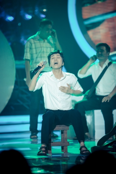 Hoài Linh khen cách dàn dựng xúc động và tạo điểm nhấn của cô nhưng lại không đả động đến cách hát hay ngoại hình.