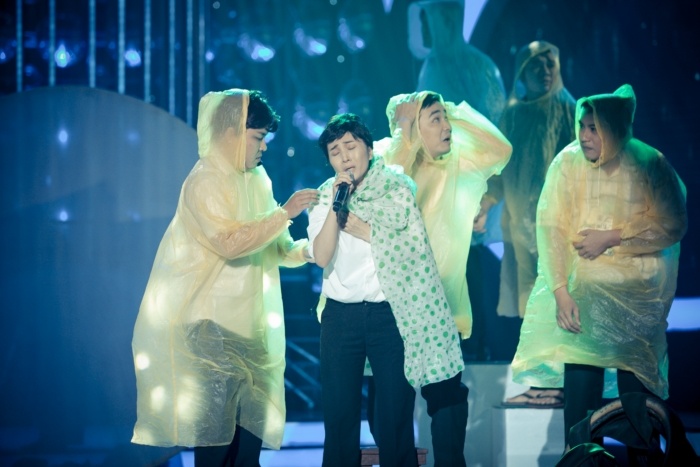 Ngọc Liên hóa thân thành Quang Linh với bài hát Bạn tôi. Nữ ca sĩ hải ngoại mang lên sân khấu áo mưa, xe đạp… để tái hiện khung cảnh nghèo của sinh viên. Mỹ Linh vốn chơi rất thân với nam ca sĩ gốc Huế nên “ngay cả khi anh Quang Linh hát bài rất buồn anh ấy cũng luôn nở một nụ cười hiền”, và cô khen Ngọc Liên đã làm được điều đó. 