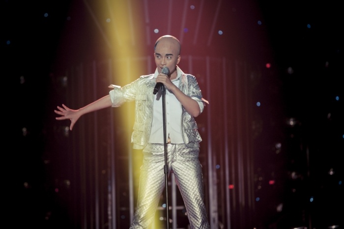 Ái Phương đóng giả Quách Phú Thành với ca khúc nhạc Hoa Thành phố cuồng nhiệt. Cô biểu diễn  theo lời mách nước của Khương Ngọc “nhớ thì hát, quên thì chế”. Nhưng khi được Đại Nghĩa hỏi chế chỗ nào, người đẹp thành thật cho biết cô không nhớ.