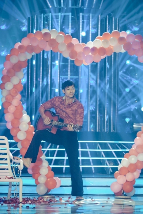 Đức Huy cho rằng nam diễn viên có nụ cười “không đểu như anh Chí Tài”. Nhưng hình ảnh anh cầm đàn hát rất giống với phiên bản gốc.