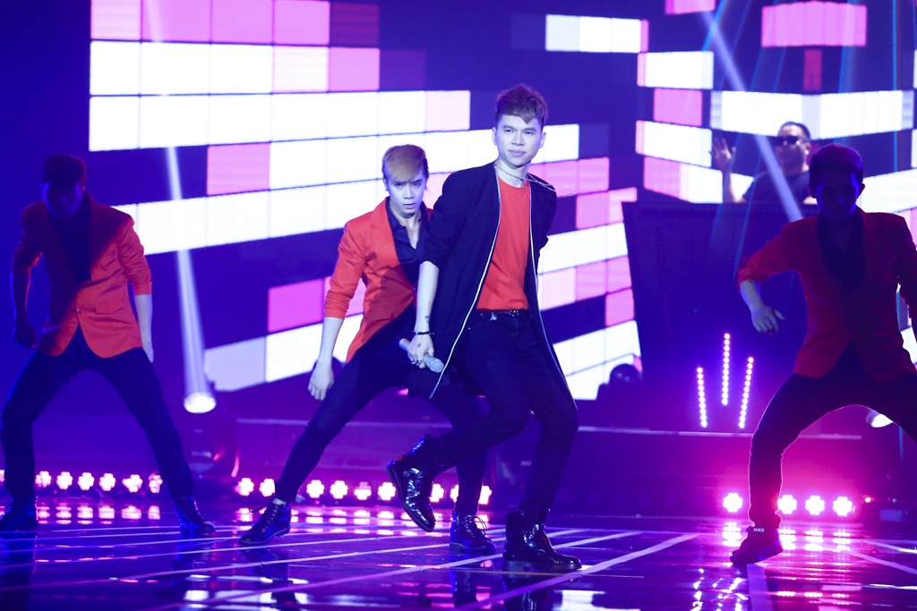 Phương Uyên cũng thừa nhận khi tập trung, nam ca sĩ rất duyên dáng và khó ai sánh kịp khi hát R&B. Sự tự tin ở chàng trai này giúp anh ghi điểm trong mắt giám khảo lẫn khán giả.