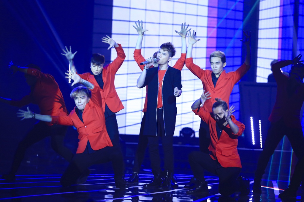 Ở phần remix, Hoàng Tôn chọn bài hit Em trong mắt tôi. Trần Thu Hà phát biểu: “Em trở về đúng với khung trời quen thuộc, với không gian âm nhạc đúng chất nên không có gì để chê cả”.