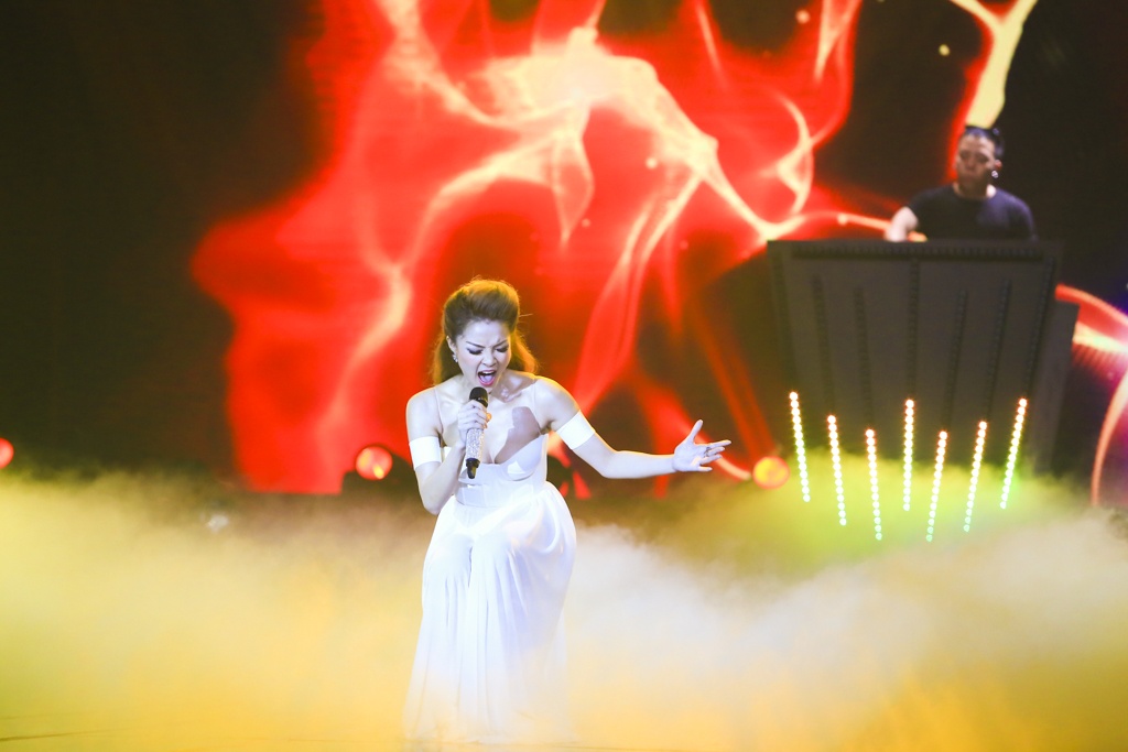 Huỳnh Minh Thủy mạo hiểm chọn ca khúc Lời ru cho con. Hà Trần cũng đánh giá cao sự can đảm của người đẹp nhưng điều này cũng vô tình gây khó cho giám khảo vì rất khó nhận xét. “Tôi nghĩ hôm này em có món quà làm mẹ xúc động vì em đã đặt tình cảm vào bài hát theo cách của riêng mình”, diva nhẹ nhàng phát biểu.