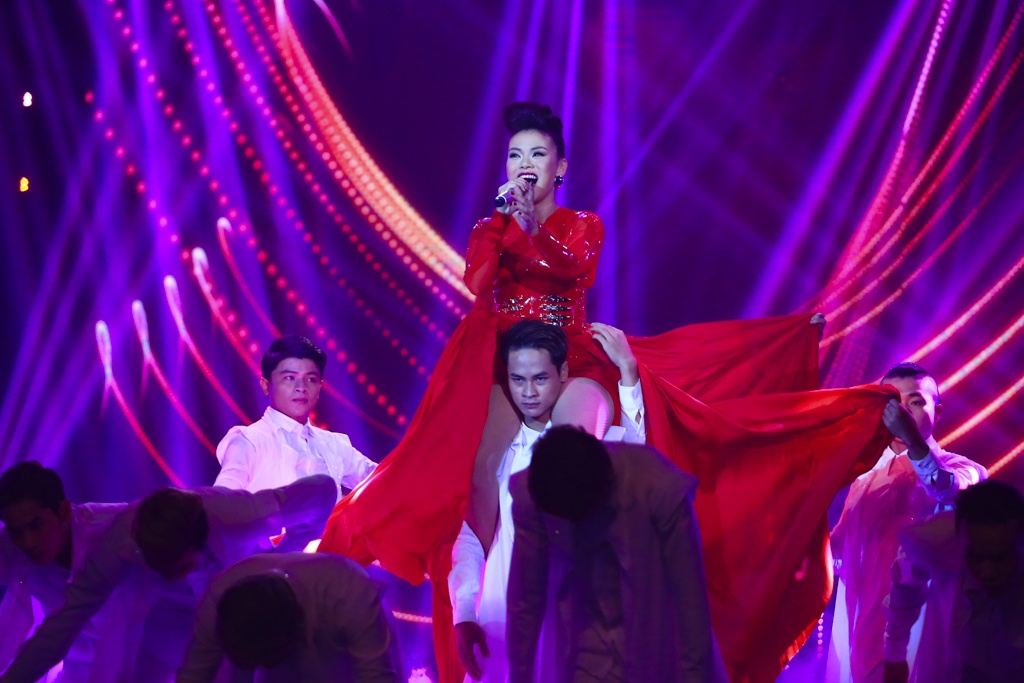 Nguyễn Hải Yến chọn bài hit của Hồng Nhung: Cho em một ngày để trình diễn. Trần Thu Hà chỉ rõ: “Phần hát căng những nốt cao em hát tuyệt vời, chuẩn xác và rất mạnh mẽ, ấn tượng. Tuy nhiên, ở phần đầu, chị Hồng Nhung hát như rót vào tai người ta rất tinh tế. Cách nhả chữ của Yến hơi thô”.