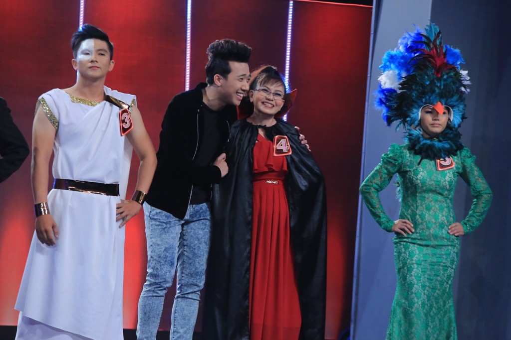 Ở vòng đầu tiên, vợ chồng Sáu Bảnh dẫn trước 1-0 khi tìm ra diễn viên lồng tiếng chuyên nghiệp. Với kinh nghiệm nhiều năm trong nghề, Việt Hương phát hiện ra nhân vật số 4 vì người này có giọng nói “đẹp và sắc sảo”. 