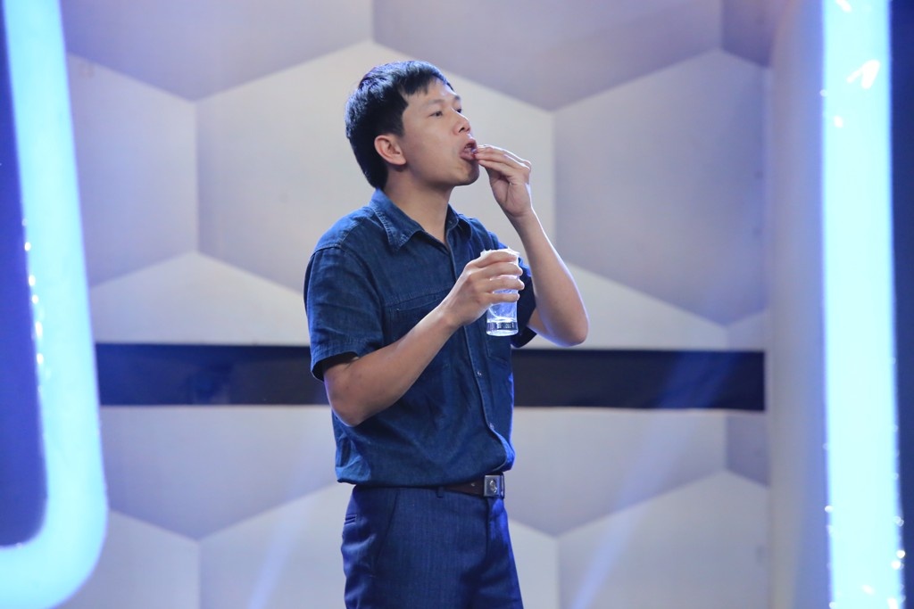 Trong khi đó Hoài Linh chọn nhân vật số 4 vì nghi ngờ người này và cũng vì anh là con thứ 4 trong nhà nên quyết định giữ đáp án. Rất nhiều người căng thẳng vì nếu bị dẫn trước 2-0, đội khách có nguy cơ thảm bại. Tuy nhiên, họ cân bằng được tỷ số 1-1 khi người bí ẩn chính là nhân vật số 1,  Lưu Văn Hữu. 