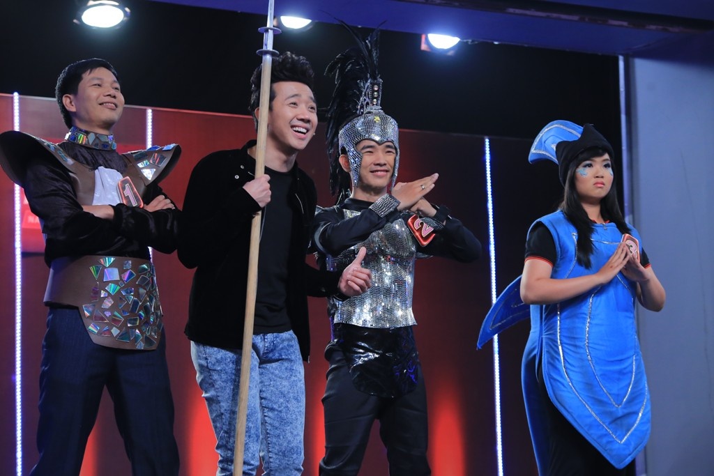 Đội khách tiếp tục căng thẳng khi bước sang vòng 2, Trấn Thành yêu cầu 2 đội chơi tìm ra người ăn được ly thủy tinh. Hữu Quốc và Diễm My 9X tiếp tục đưa ra lựa chọn khác vợ chồng Sáu Bảnh. “Em và anh Quốc có chung quyết định. Người số 1 thường né tránh những vấn đề chuyên môn vì anh ấy trả lời chắc chắn sẽ bị lộ”, người đẹp chia sẻ.