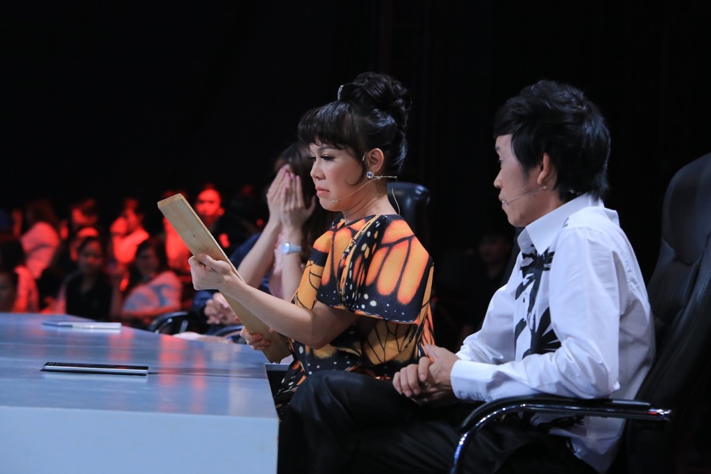 Tập 14 Người bí ẩn phát sóng tối 14/6 trên HTV7 khép lại một hành trình thành công của chương trình. Đội khách mời NSƯT Hữu Quốc và Diễm My 9X với phong thái nhẹ nhàng nhưng tinh tế rất phù hợp để trở thành người chơi cuối cùng. 