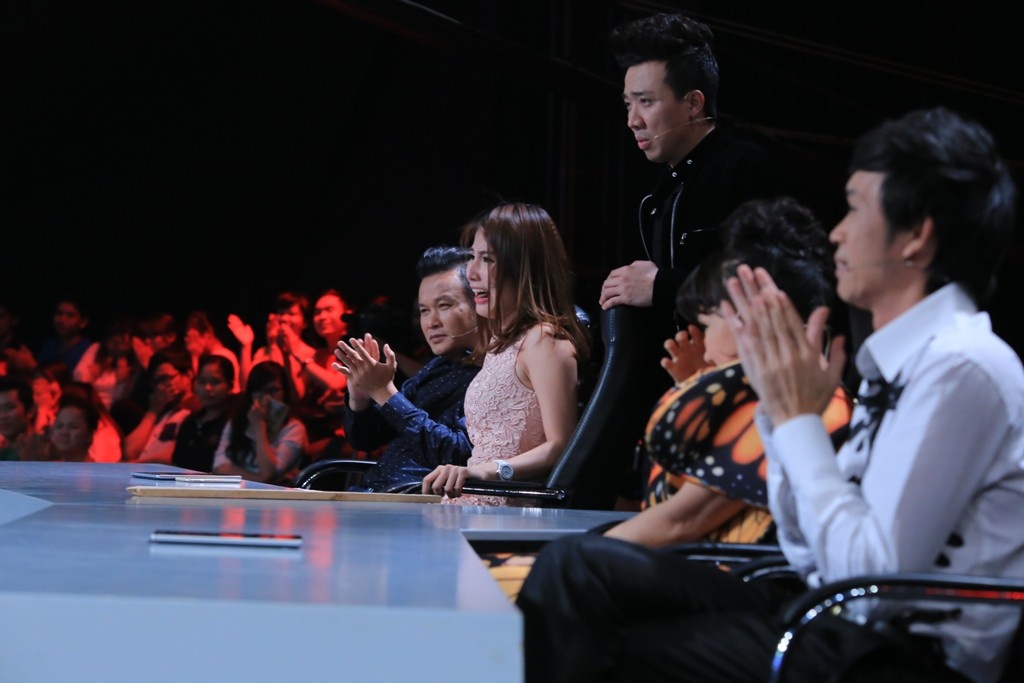 Anh chia sẻ mình có bộ răng rất chắc và dạ dày rất dày. Anh trổ tài ăn chiếc ly thủy tinh trước sự nhăn mặt của Việt Hương và nữ diễn viên.