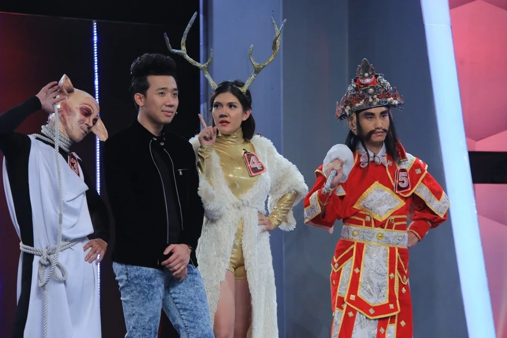 Hữu Quốc và Diễm My cố gỡ gạc tỷ số khi tìm ra người điều khiển được lỗ tai. Mặc dù cũng dựa vào giác quan nhưng nghệ sĩ cải lương nổi tiếng cho rằng nhân vật số 3 dường như mặc sẵn trang phục biểu diễn. Mỹ nhân Tốc độ và đường cong cảm nhận sự mềm mại và ỏng ẹo của người này nên quyết định bấm nút chọn.