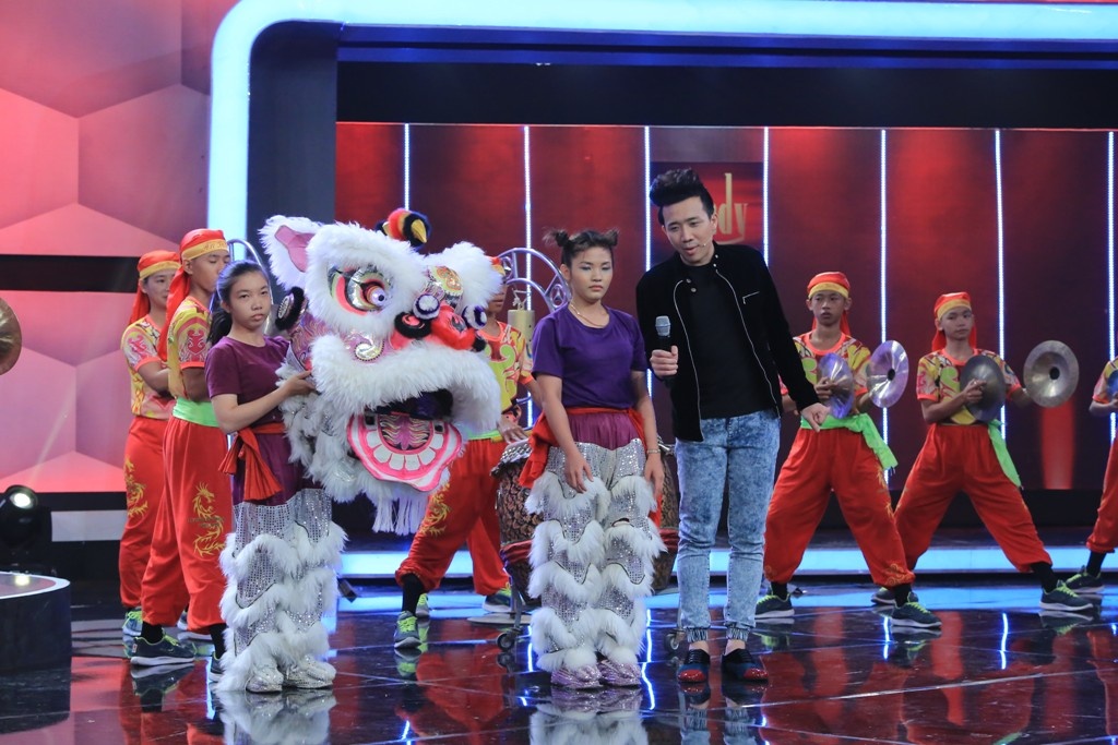 Anh cho rằng những võ đường múa lân sư rồng đa số là người Hoa nên chọn người số 6. Hoài Linh phân vân giữa nhân vật số 6 và 3 nhưng anh không nghĩ tục lệ múa lân có cho nữ múa vì người ta kiêng kỵ.