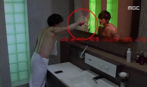 Ban đầu, những vết rạn nằm ở phía bên trái của chiếc gương.