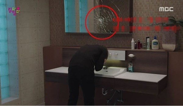 Thế nhưng ở những cảnh quay sau đó, vết rạn lại nằm ở gần giữa chiếc gương.