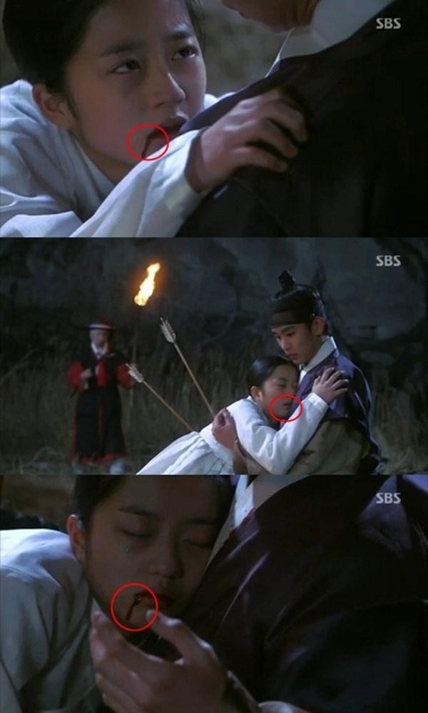 Cũng trong You Came From The Stars, vết máu trên miệng nhân vật lúc có lúc không.