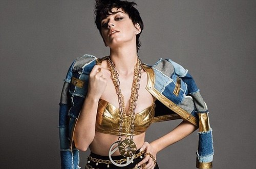 Katy Perry goi cam trong poster quang cao hinh anh