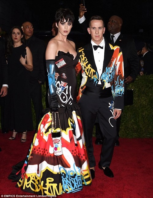 Trước đây, cô nàng cũng từng mặc đồ của Moschino tới thảm đỏ Met Gala...