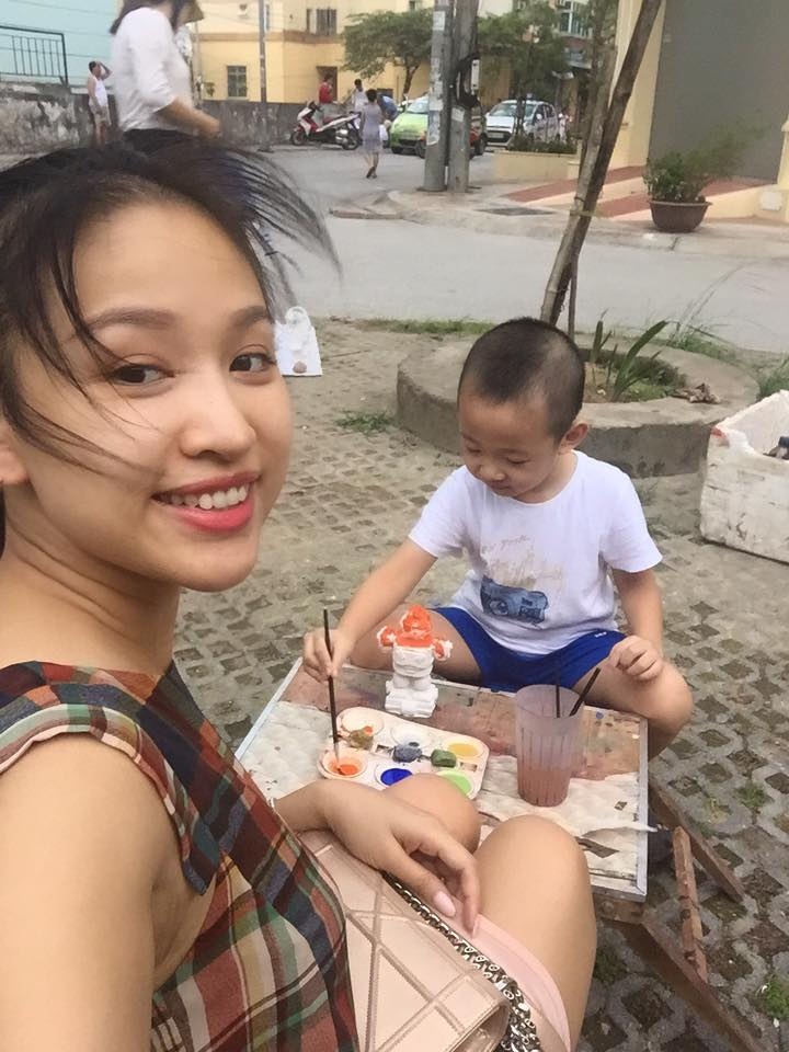 Thanh Vân giản dị và chỉ tô chút son khi ra ngoài chơi đùa cùng con trai.