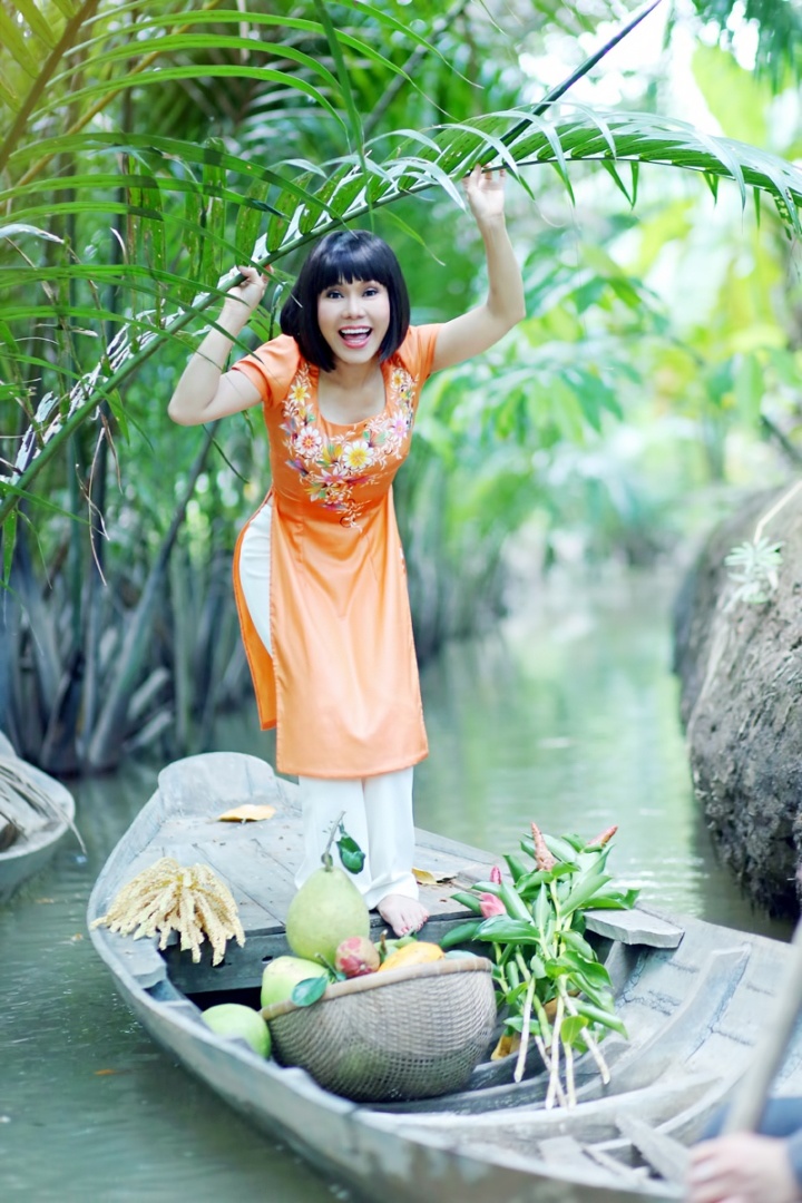 Lần này, Việt Hương chọn cho mình áo dài cách tân trẻ trung thực hiện bộ ảnh kỷ niệm tại vùng sông nước ở Bến Tre nhân một chuyến quay hình tại đây. “Mỗi khi mang trên mình chiếc áo dài, Việt Hương cảm thấy mình đẹp lên nhiều lắm”, nữ nghệ sĩ chia sẻ. 