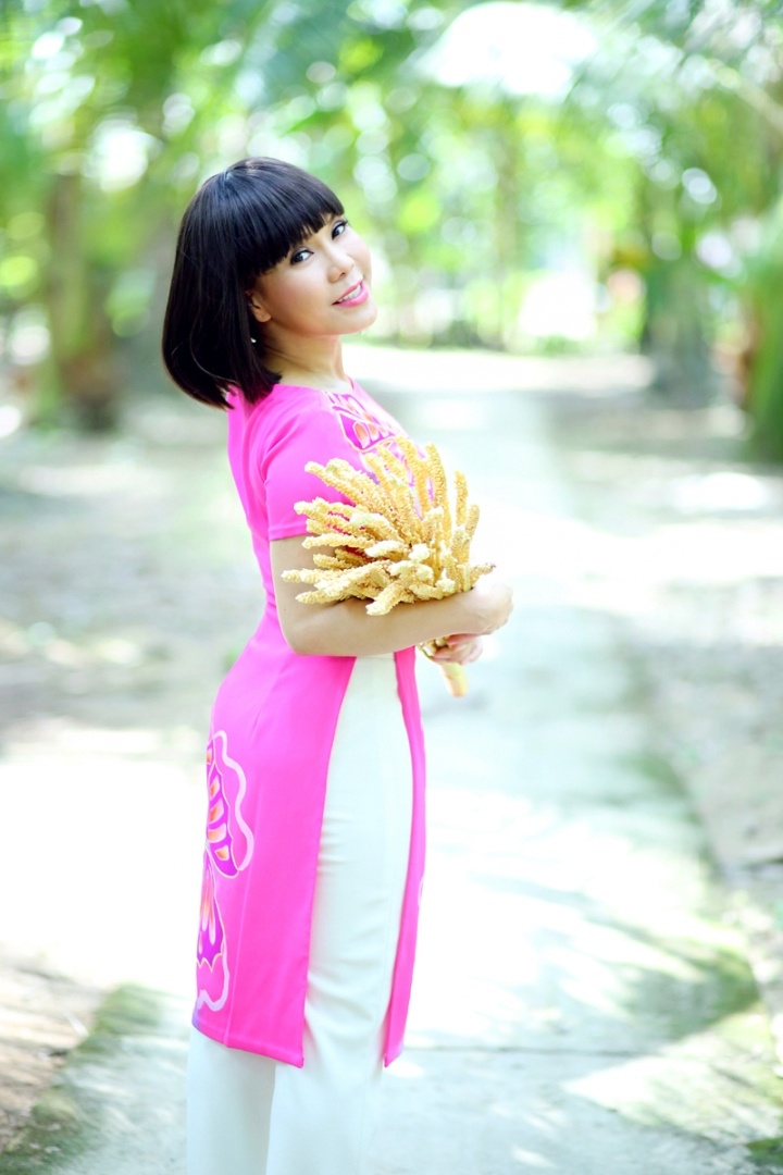 Hơn 20 năm miệt mài với nghề, bắt đầu từ những vai không tên đến khi trở thành diễn viên trụ cột, Việt Hương vẫn giữ được sự tử tế và hết lòng. Vừa đáp xuống sân bay, chị đã vội vã đến nơi quay hình và sẵn sàng quậy tưng bừng cùng khán giả. 