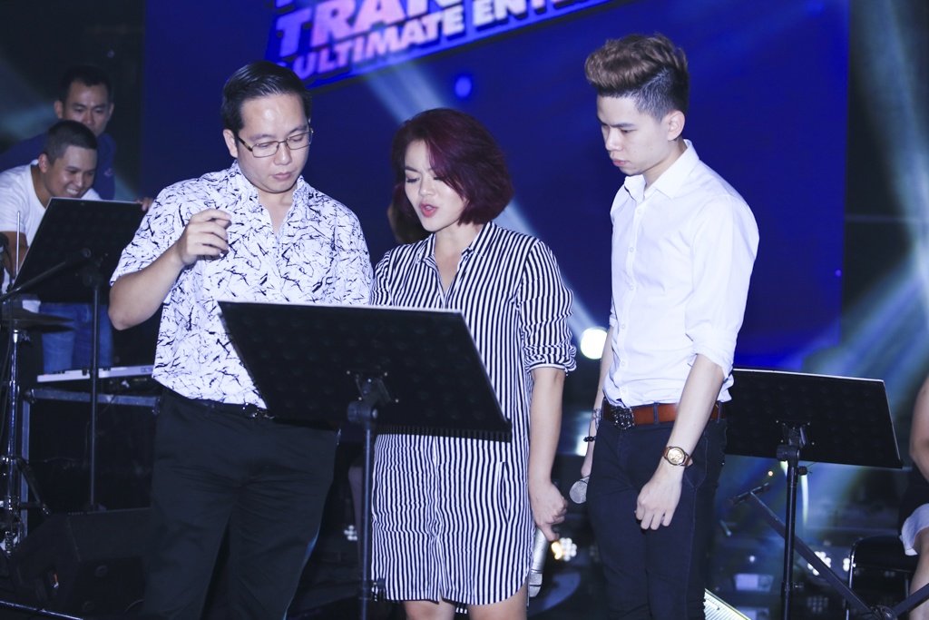 Cạnh tranh quyết liệt nhưng nếu Hoàng Tôn trở thành quán quân, Hải Yến sẽ đòi Chúa khỉ (tên thân mật của nam ca sĩ) dẫn “đi ăn sưng bụng”. Dù vậy, người đẹp cũng rất “hăng máu” để đoạt danh hiệu cao nhất.