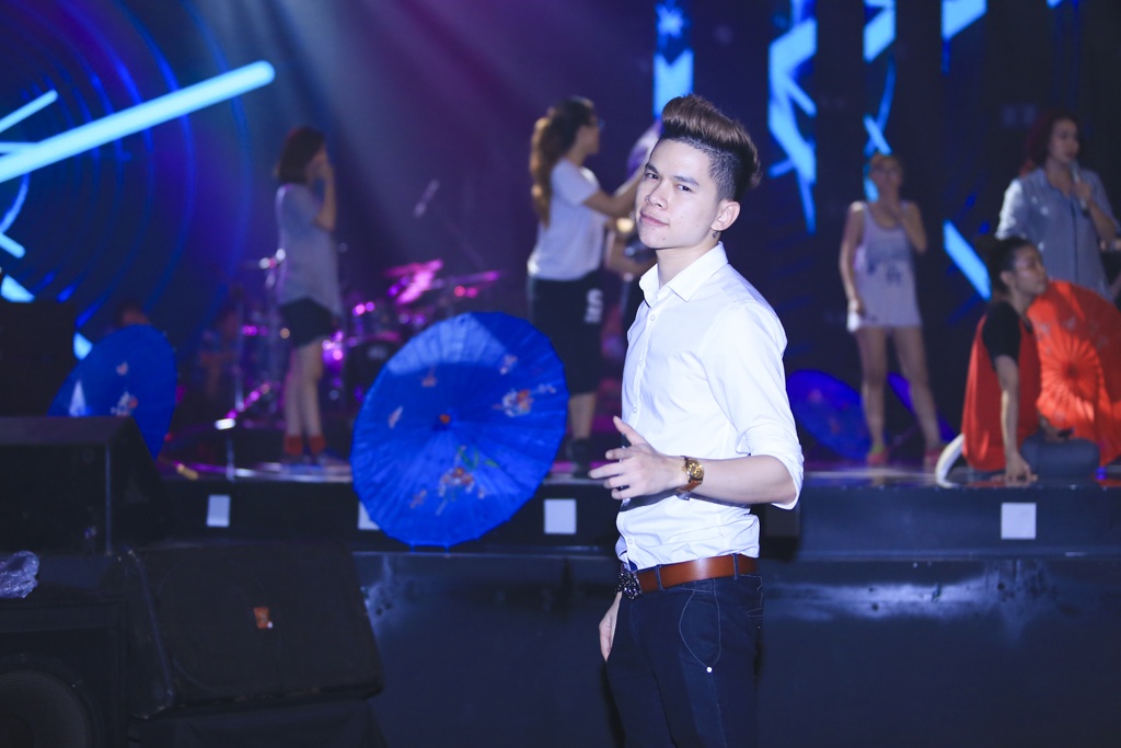  “Tôi không có lượng fan khủng như nhiều người nghĩ. Ngay từ khi bắt đầu con đường âm nhạc, có những người bạn, anh chị em đã luôn bên tôi đến giờ. Tôi thấy mình may mắn khi có những người tuyệt vời bên cạnh”.