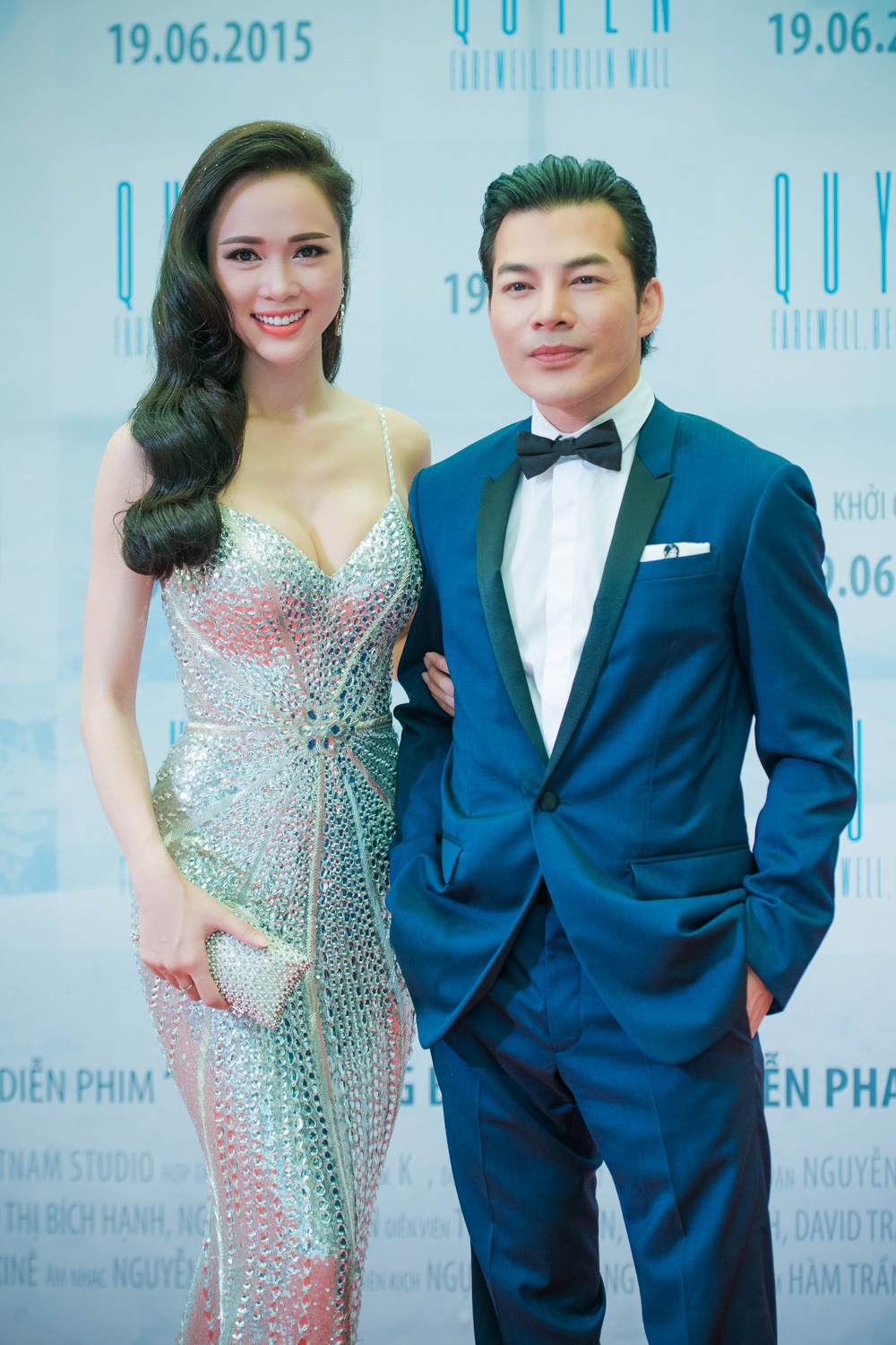 Cô diện một thiết kế đầm đuôi cá ôm sát, khoe vòng 1 căng đầy sức sống bên cạnh Trần Bảo Sơn điển trai, lịch lãm.