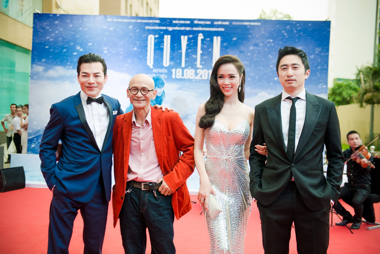 nhà văn Nguyễn Văn Thọ, tác giả tiểu thuyết “Quyên” sau khi xem xong bộ phim đã tới chúc mừng nữ diễn viên tiềm năng của điện ảnh Việt.