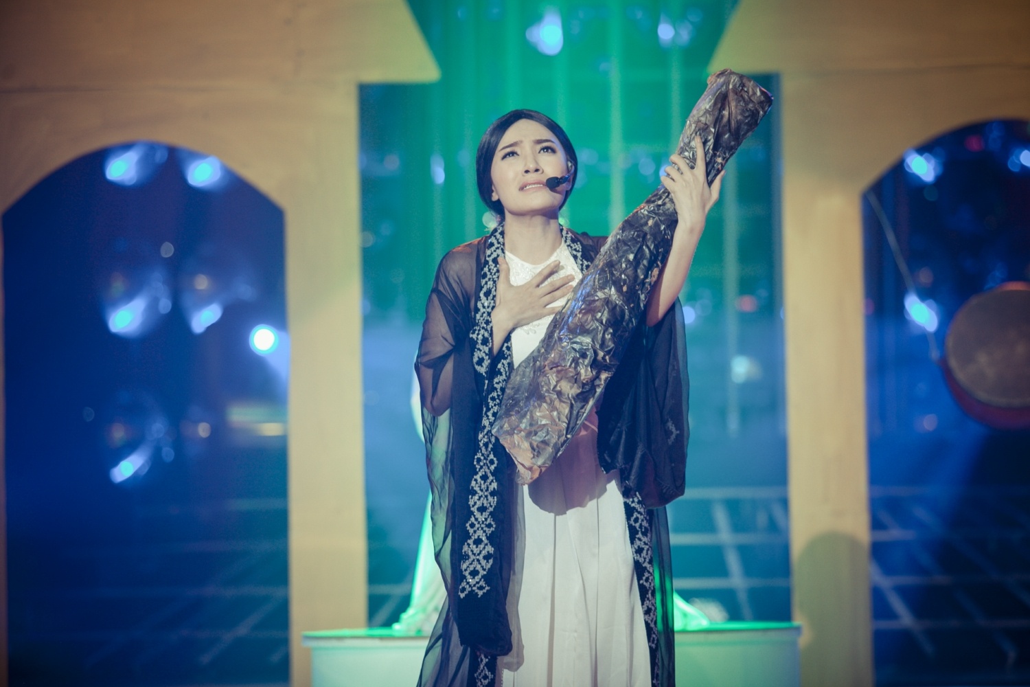 “Tôi đã xem phần biểu diễn của chị Thanh Thanh Hiền và thấy quá khó khi vừa hát cải lương miền Bắc, vừa hát ả đào lẫn ca trù. Em làm cho tôi mấy lần phải nổi gai ốc”, diva phát biểu. Hoài Linh cũng đánh giá cao giọng ca Tỉnh giấc: “Em có 5 điểm nhấn từ cách diễn, hát, thanh, sắc và thần thái. Chỉ một trích đoạn nhưng em đã khiến mọi người hiểu hết cả vở tuồng”.