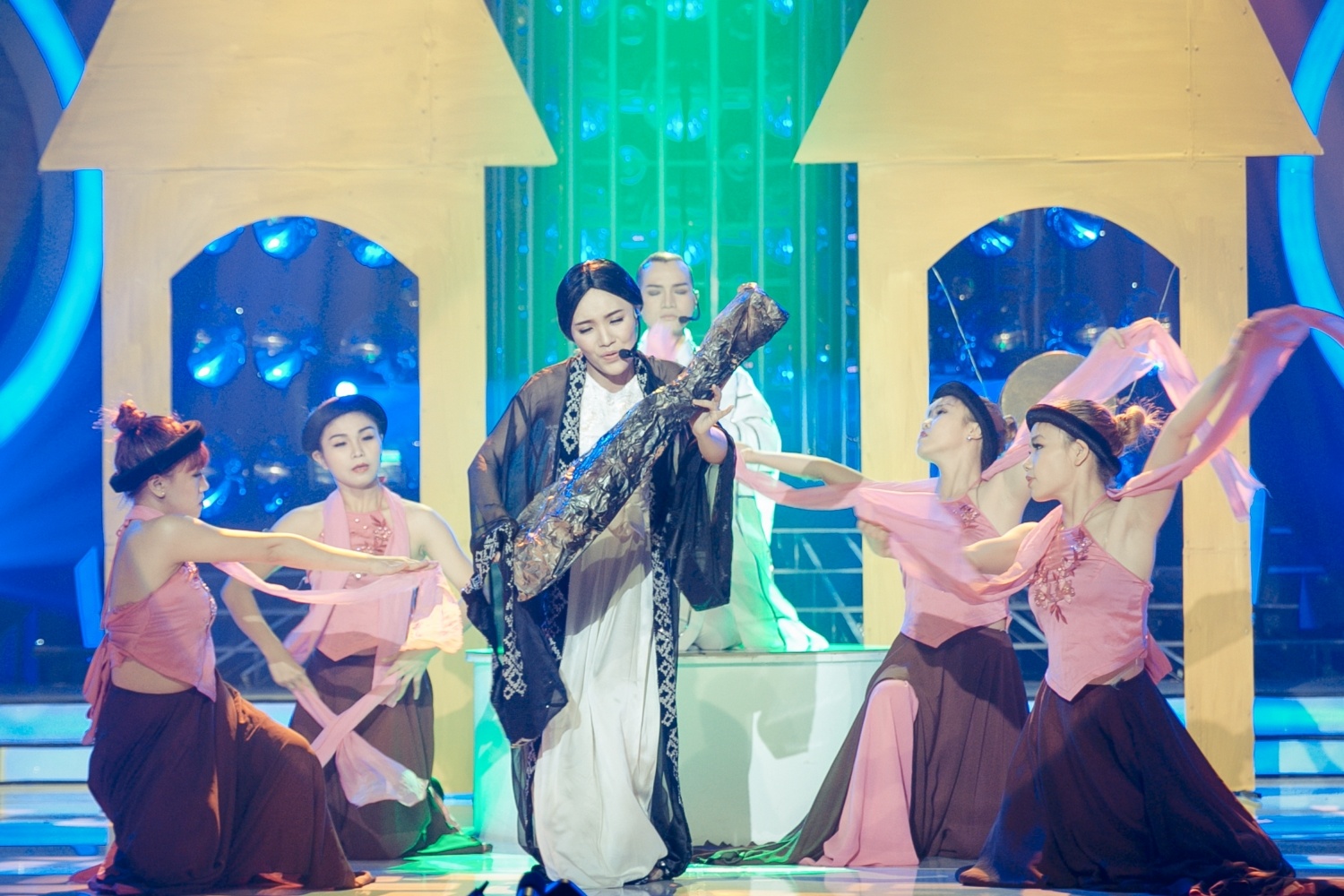 Nhật Thủy hóa thân thành NSƯT Thanh Thanh Hiền trong vở Cung phi điểm bích. Vì muốn đột phá hơn, quán quân Vietnam Idol mùa gần nhất không ngại thách thức bản thân. Mỹ Linh thừa nhận cô đã rất ngạc nhiên trước màn biểu diễn khá xuất thần của học trò.