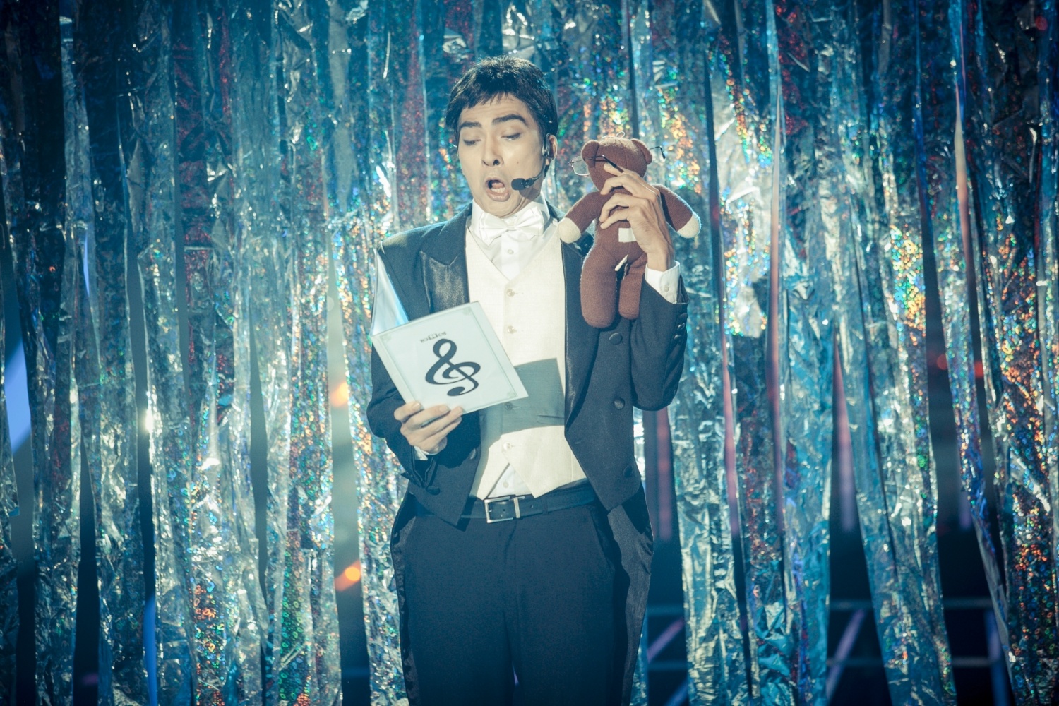 Khương Ngọc hóa thân thành Mr. Bean (Rowan Atkinson) với bài hát Ode to joy trích trong bản giao hưởng số 9 của Beethoven. Diễn viên Thiên mệnh anh hùng khéo léo phiên âm ra tiếng Việt để dễ thuộc lời nhưng cách này khiến giọng hát của anh rất phô và chênh.