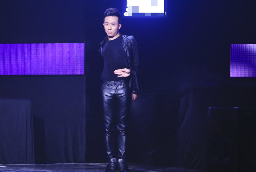 Trấn Thành cũng không ngại bày tỏ sự mến mộ trước giọng ca mà anh thần tượng. MC điển trai luôn miệng nói