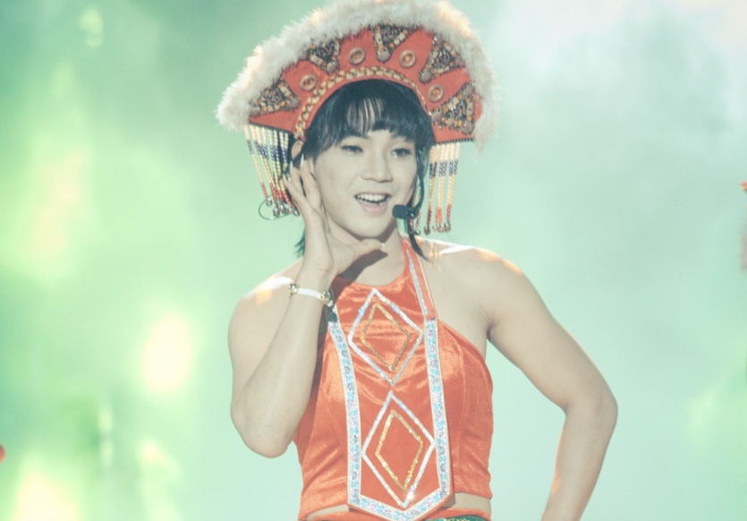 Hoai Linh cuoi vo bung vi Mai Quoc Viet gia gai qua lo hinh anh