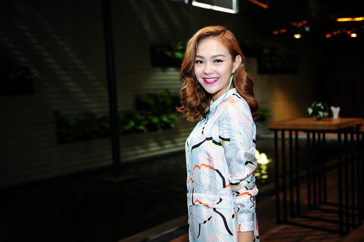 Lần nào các bé cũng vò đầu, bứt tóc làm tôi muốn khóc luôn. Nhưng những lúc như vậy, chúng tôi không còn khoảng cách nữa. Việc dạy bảo nhờ đó cũng dễ dàng hơn. Tôi nghĩ mình không có kinh nghiệm nhưng sẽ có chiêu khác để thu hút con nít”, cô nói thêm.