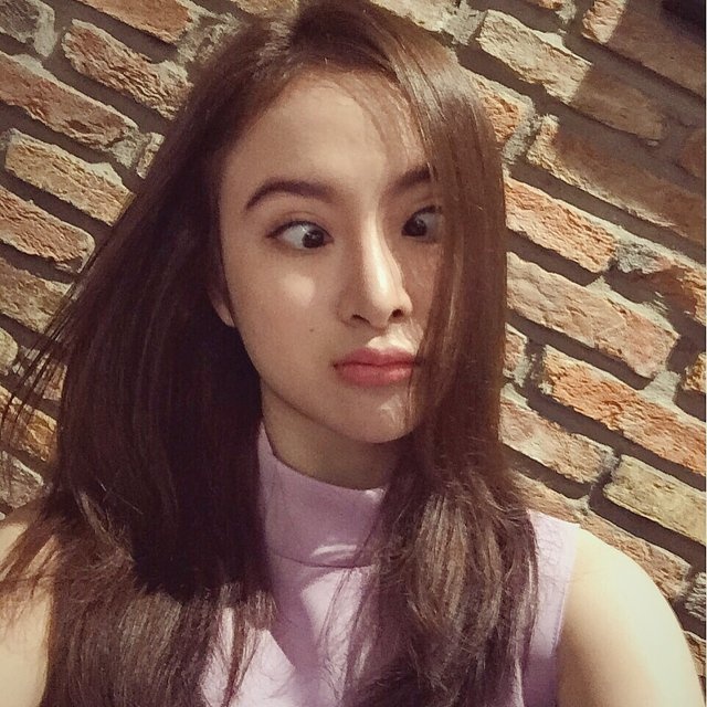 Trước đó Angela Phương Trinh khiến fan giật mình khi làm mặt xấu và thách đố: “Yêu Trinh, anh dám không?”. Sự hài hước của nữ diễn viên làm người hâm mộ bật cười thích thú.