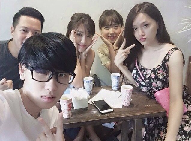 Bùi Bích Phương khoe ảnh đi ăn chè cùng Tiên Cookie và Hương Giang Idol cùng những người bạn. Cả nhóm đã có buổi tối trò chuyện rôm rả và quậy tưng bừng. Nữ ca sĩ rất thích khoảng thời gian thư giãn bên bạn bè sau những ngày chạy show.