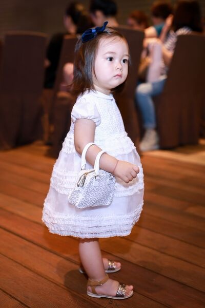 Chồng Đoan Trang làm việc ở Thái Lan nhưng cũng thường xuyên về Việt Nam thăm vợ và con gái. Nữ ca sĩ chia sẻ, ông xã rất thương bé Sol, thời gian rảnh của anh đều dành cho cô con gái cưng.