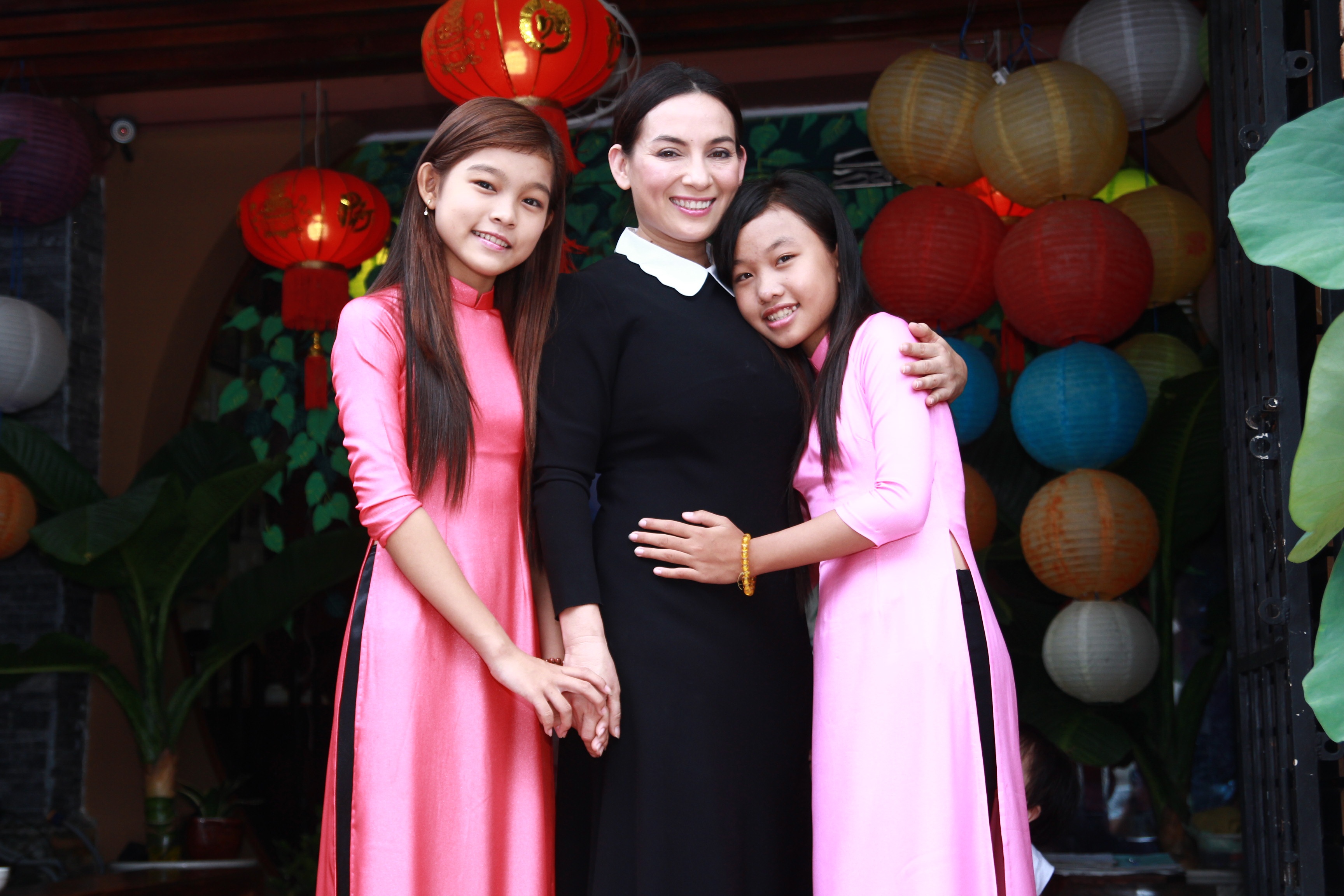 Phi Nhung và 2 cô con gái nuôi mới.