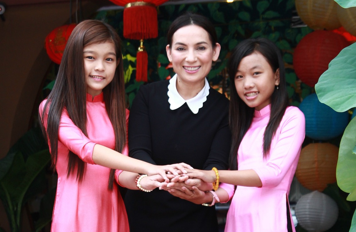 Phi Nhung nhan 2 ca si nhi lam con nuoi hinh anh