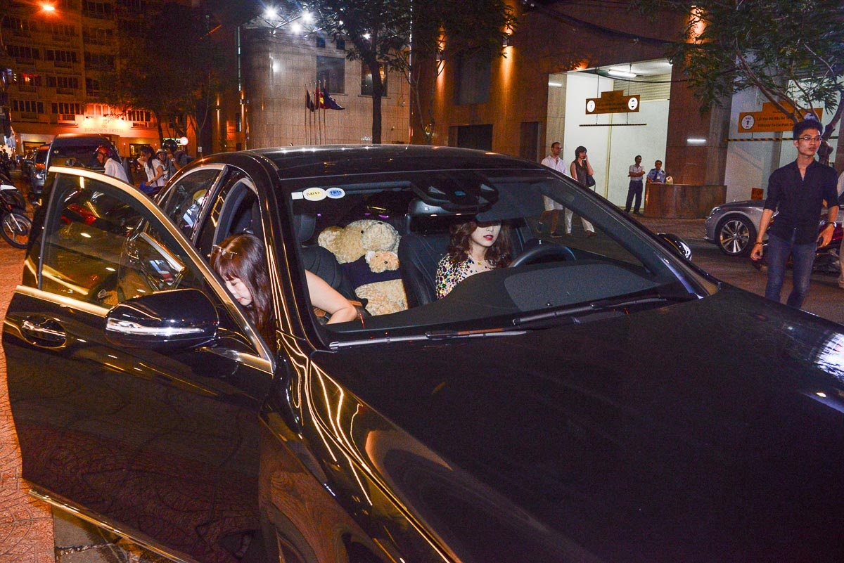 Hoàng Thùy Linh tự lái xế hộp tiền tỷ đưa mẹ đến tham dự buổi khai trương. Người đẹp chuyển vào TP HCM ở hẳn để tiện cho công việc. Sau một thời gian chạy show, cô đã mua nhà, mua xe.